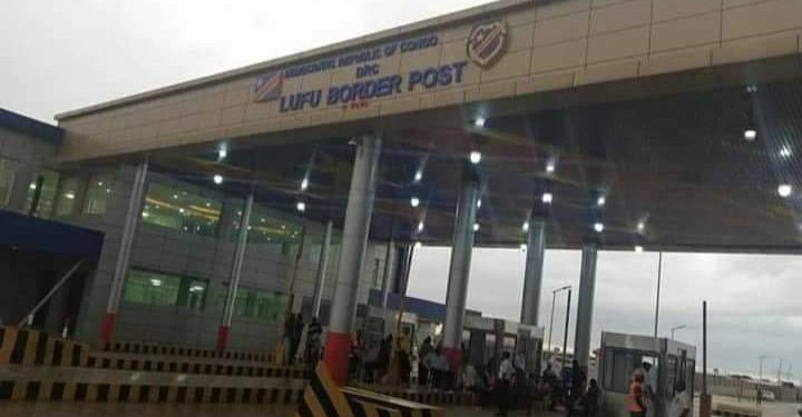 C'est le 9 avril 2022, que le poste de douane de Lufu, dans la province du Kongo Central, entièrement rénové, modernisé a été livré à la DGDA par l'entremise du Ministre des Finances, Nicolas Kazadi,en présence de la DG de la DGDA et du Gouverneur du Kongo Central.