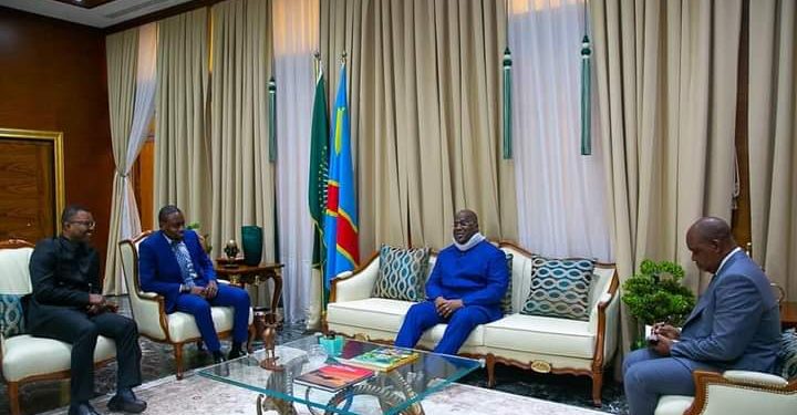 Le président de la République Félix Tshisekedi a accordé une audience à un homme d'affaires congolais basé en Ukraine Serge Nyangi mardi 19 avril 2022 dans son bureau de travail à la cité de l'Union Africaine. les deux ont parlé de la situation de la crise en Ukraine, avec ses incidences sur les étudiants congolais vivant en Ukraine.