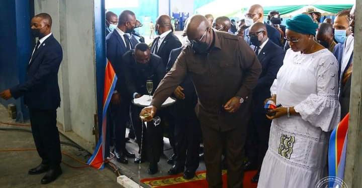 Le Président de la République Félix-Antoine Tshisekedi Tshilombo, a inauguré, jeudi 14 avril 2022, l'usine de traitement et de recylcage des bouteilles plastiques sur l'avenue des Poids-Lourds à Limete/Kingabwa, construite par la Société OK Plast, partenaire de la ville de Kinshasa dans la cadre du projet '' Kintoko ''.
