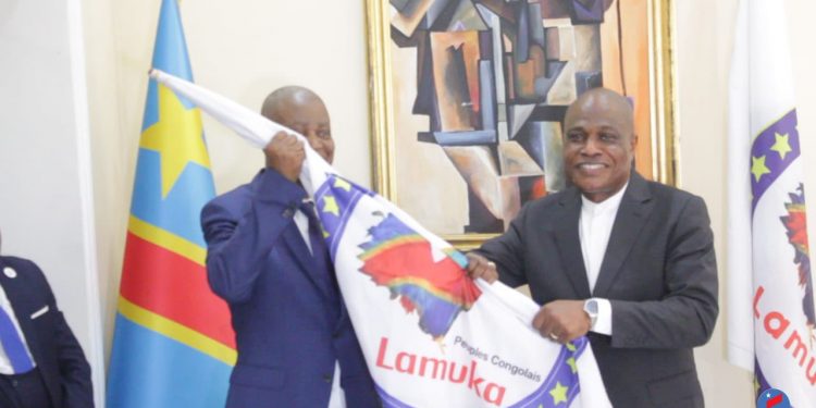 Ce vendredi 08 avril 2022 à Kinshasa,  le président du Parti politique Engagement citoyen pour le développement (ECIDE) a passé le bâton de commandement du présidium de Lamuka à Adolphe Muzito, président du Parti Envol. Cet exercice intervient après que l'homme de Faden House ait dirigé la plate forme pendant 3 mois.
