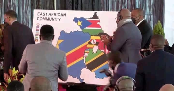 La RDC est devenue officiellement le 7e État membre de la communauté de l'Afrique de l'Est. Après le Mini-sommet de la communauté en visioconférence le 29 mars dernier, Félix Tshisekedi a procéde ce jour en terre kényane à la signature du traité la régissant, un acte solennel d'adhésion de la République démocratique du Congo à cette organisation internationale sous-régionale. 