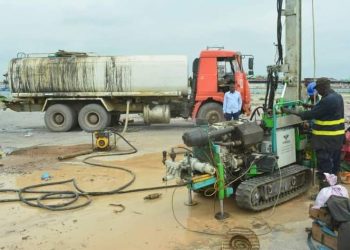 L'exécution des travaux de construction du nouveau marché central de Kinshasa poursuit son bonhomme de chemin bien qu'avec un retard. Selon l'Hotel de ville, ces travaux de construction ont débuté il y a près d'un mois. Il y a déjà des avancées significatives qui sont enregistrées notent les services du gouvernement provincial de Kinshasa, qui parlent de «l'érection de la clôture et de l'évacuation de tous les débris de bétons du site».