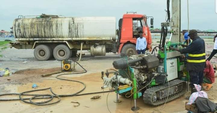 L'exécution des travaux de construction du nouveau marché central de Kinshasa poursuit son bonhomme de chemin bien qu'avec un retard. Selon l'Hotel de ville, ces travaux de construction ont débuté il y a près d'un mois. Il y a déjà des avancées significatives qui sont enregistrées notent les services du gouvernement provincial de Kinshasa, qui parlent de «l'érection de la clôture et de l'évacuation de tous les débris de bétons du site».