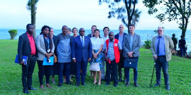 Le Premier Ministre a eu un moment d'échanges ce lundi 11 avril à Goma, dans le cadre de la mission gouvernementale qu'il conduit dans ce coin du pays. Juste après son arrivée, Sama Lukonde a tenu à rencontrer les partenaires humanitaires de la République démocratique du Congo (RDC), pour s’informer de la bonne collaboration qui existe entre les services de l'Etat et l'ensemble de la communication humanitaire.