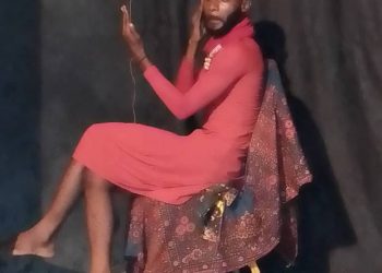 "Udji wamba" veut dire : elle parle. De qui parle-t-elle? Pourquoi parle-t-elle ? Avec qui parle? Et de surcroît, de quoi parle-t-elle ?