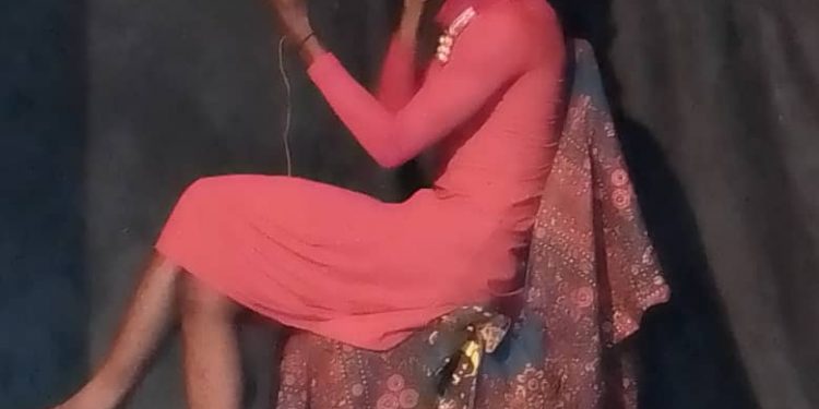 "Udji wamba" veut dire : elle parle. De qui parle-t-elle? Pourquoi parle-t-elle ? Avec qui parle? Et de surcroît, de quoi parle-t-elle ?