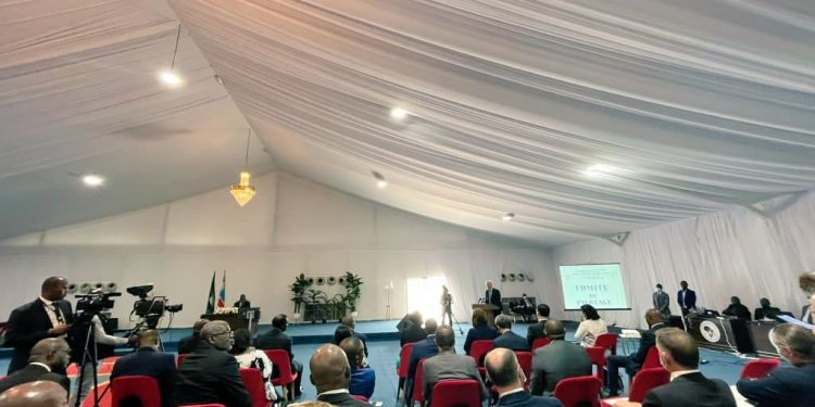 Dans la perspective de la recherche de la paix, particulièrement dans l'Est du pays, le Président de la RDC Félix Tshisekedi a procédé à la création, en juillet 2022; du Programme de démobilisation, désarmement relèvement communautaire et stabilisation (P-DDRCS). Si en date du 28 mars dernier, le Premier ministre Sama-Lukonde, a procédé l'ouverture de l'atelier d'adoption et de validation de la stratégie nationale dudit programme, le Président de la République Félix Tshisekedi lui, a ce lundi 04 avril 2022, présidé une réunion qui a procédé à sa validation. Il a dirigé cette réunion, en qualité du président du comité de pilotage du programme qui vise entre autre la pacification du pays.