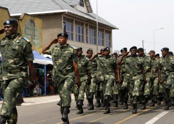 Face à la montée croissante des cas de criminalité urbaine qui sevicent dans la province du Nord-Kivu, et dont les organisations de la société civile dénoncent constamment, les autorités militaires ont pris certaines mesures importantes. A en croire le capitaine Anthony Mwalushayi, porte-parole du secteur opérationnel Sokola 1, il y'a entre autres la mesure d’interdire la vente de vêtements treillis ou des tenues semblables aux uniformes des FARDC et d’organiser des patrouilles mixtes avec la police militaire pour traquer les militaires indélicats, qui s'inscrivent dans les dérapages.