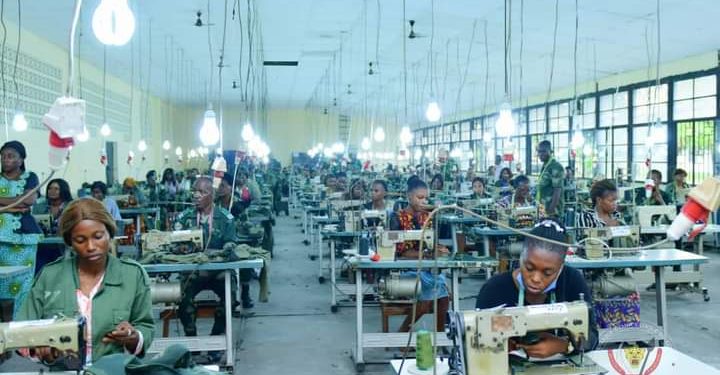 Pour limiter la dépendance extérieure de la République démocratique du Congo dans l'achat des effets militaires, le gouvernement a mis en place un atelier de confection des tenues militaires au niveau local.