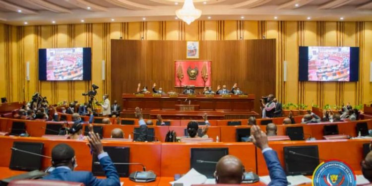 Ces deux textes adoptés en seconde lecture ce jeudi 28 avril par la chambre haute du parlement sont en réalité des projets de loi en matière de justice autorisant la ratification entre la République Démocratique du Congo et le Royaume de Belgique, dans le cadre des relations bilatérales entre les deux États.