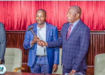 Candidat unique pour le poste de président de la commission Politique administrative et juridique (PAJ) de l'Assemblée nationale, le député national Augustin Mulumba a été élu par acclamations ce vendredi 13 mai 2022. Il a pour ce faire remplacé le député national André Mbata qui est devenu depuis peu premier-vice président de la chambre basse du parlement. 