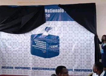 « La machine à voter sera utilisée. Elle est là, en stock» c'est la phrase lâchée par le président de la Commission électorale nationale Independante (CENI). Et c'était prévisible, la machine à voter sera réutilisée pour les échéances électorales de 2023 qui s'approchent pas à pas. Denis Kadima, l'a annoncé au cours d'un dîner qu'il a organisé avec la presse congolaise ce lundi 16 mai 2022, dans les locaux du siège National de la CENI à Kinshasa.