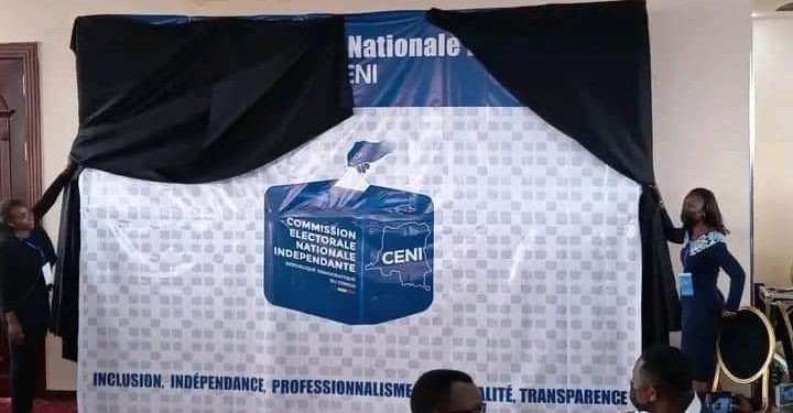 « La machine à voter sera utilisée. Elle est là, en stock» c'est la phrase lâchée par le président de la Commission électorale nationale Independante (CENI). Et c'était prévisible, la machine à voter sera réutilisée pour les échéances électorales de 2023 qui s'approchent pas à pas. Denis Kadima, l'a annoncé au cours d'un dîner qu'il a organisé avec la presse congolaise ce lundi 16 mai 2022, dans les locaux du siège National de la CENI à Kinshasa.