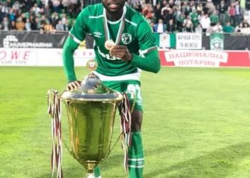 C'est bien une nouvelle sombre pour le football congolais, l'annonce du décès ce lundi 09 mai 2022 de l'avant-centre congolais et sociétaire du FC Twente au Pays-Bas.