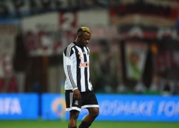 Après plus de 16 ans de carrière professionnelle, Joël Kimwaki Mpela, l'ancien international congolais quitte définitivement le gazon. Natif de Kinshasa, Joël Kimwaki a inscrit son nom dans les annales du football congolais comme défenseur central aux côtés de ses compères, Gladys Bokese ou encore Zakuani pour ne citer que ceux-là.