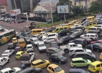 Dans le souci de lutter efficacement contre les embouteillages qui deviennent une gangrène dans la Ville-province de Kinshasa, le gouvernement de la République a pris quelques mesures. Ces dernières ont été annoncées au cours de la réunion du Conseil des Ministres du vendredi 13 avril 2022 tenue en présentielle et dirigée par le Chef de l'Etat Félix Tshisekedi.
