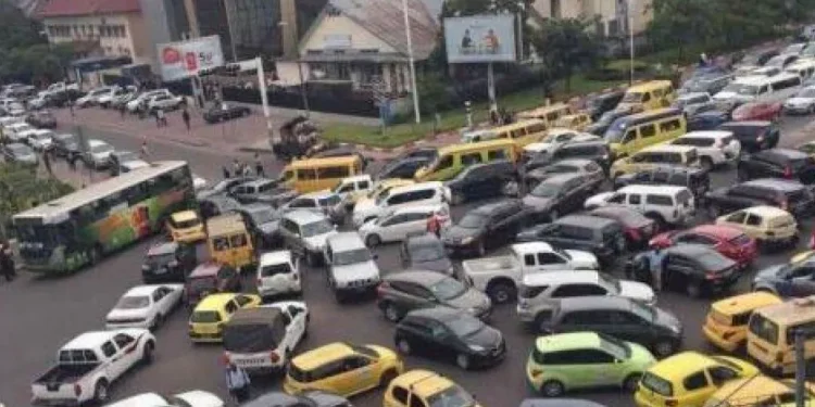 Dans le souci de lutter efficacement contre les embouteillages qui deviennent une gangrène dans la Ville-province de Kinshasa, le gouvernement de la République a pris quelques mesures. Ces dernières ont été annoncées au cours de la réunion du Conseil des Ministres du vendredi 13 avril 2022 tenue en présentielle et dirigée par le Chef de l'Etat Félix Tshisekedi.