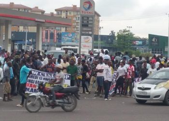 Dans une déclaration signée ce samedi 30 avril 2022, les forces sociales et politiques de la République démocratique du Congo réunies au sein du Bloc patriotique a annoncé la tenue d'un sit-in devant le palais du peuple. Une manifestation pour protester contre les soubresauts politiques, sécuritaires, économiques et sociaux.