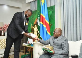 Brève mais symbolique réception à la Cité de l'union africaine ce vendredi 20 mai 2022, le boxeur congolais Martin Bakole a eu droit à un tête à tête avec le Président de la RDC Félix Tshisekedi. Cette rencontre intervient 5 jours après sa victoire sur Tony Yoka, champion olympique français d'origine congolaiser à Paris.