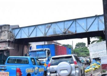 Ceux qui empruntent l'avenue Flambeau qui part de son croisement avec l'avenue Kabinda au quartier Beau Marché dans la commune de Barumbu jusqu'au centre ville, savent de quel pont il est question. En se dirigeant vers la Bralima, sur l'avenue Flambeau, ce pont rail dénommé Kabasele est dans un état de délabrement très avancé, faisant craindre même le pire.