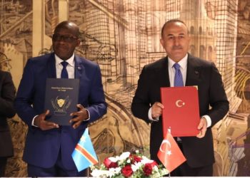 La République démocratique du Congo et la République de Turquie comptent consolider leur relation bilatérale. Ce vendredi, le vice-Premier Ministre, Ministre des Affaires étrangères, Christophe Lutundula, et son homologue turc, Mevlut Cavusoglu, ont signé, à  Istanbul, un accord pour renforcer davantage  les liens entre les deux pays.