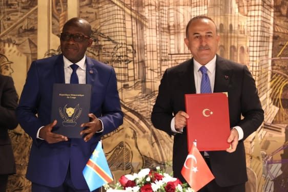 La République démocratique du Congo et la République de Turquie comptent consolider leur relation bilatérale. Ce vendredi, le vice-Premier Ministre, Ministre des Affaires étrangères, Christophe Lutundula, et son homologue turc, Mevlut Cavusoglu, ont signé, à  Istanbul, un accord pour renforcer davantage  les liens entre les deux pays.