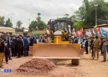 Le Président de la République Félix Tshisekedi a lancé ce samedi 14 mai les travaux de réhabilitation de la l'avenue Cimetière, situé dans la commune de Ngaliema, précisément dans le quartier Camp Luka. Ce quartier qui est actuellement dans un étant d'enclavement, au regard du caractère impraticable de cette route principale de ce coin de la commune de Ngaliema, qui est traversée par trois rivières