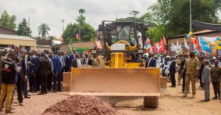 Le Président de la République Félix Tshisekedi a lancé ce samedi 14 mai les travaux de réhabilitation de la l'avenue Cimetière, situé dans la commune de Ngaliema, précisément dans le quartier Camp Luka. Ce quartier qui est actuellement dans un étant d'enclavement, au regard du caractère impraticable de cette route principale de ce coin de la commune de Ngaliema, qui est traversée par trois rivières