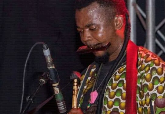 Artiste pluridisciplinaire, Luyobisa Luheho Ta Luyobisa revient de la ville de Bâle en Suisse où il est allé promouvoir la tradition Kongo. Dès son retour de l'Europe, l'artiste est en studio pour préparer la sortie de son single "Alléluia !". Avec un répertoire très varié, les chansons qui véhiculent la vie sur toutes ses formes.