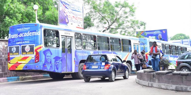 Lancés depuis Janvier 2022 par le Président de la République au palais du peuple, les bus TransAcademia n'ont toujours pas été mise en circulation. Ce qui a été d'ailleurs l'une des raisons de la manifestation de rue des étudiants de l'Université de Kinshasa ce lundi 23 mai 2022.