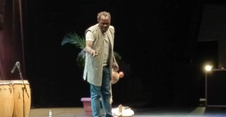 La valse des contes et des récits a, pour un début, emporté le public de l'Institut français de Kinshasa,le mardi 25 mai 2022, dans un monde de la parole à plusieurs facettes : constructive, instructive et futile. Pour ce faire, Jovitha Songwa de la République démocratique du Congo et KPG du Burkina Faso ont ouvert le bal de cette soirée d'ouverture.
