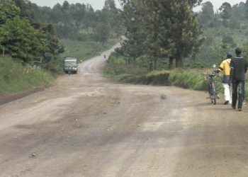 Alors qu'il était interrompu durant près qu'une semaine suite aux affrontements entre les forces loyalistes de la République démocratique du Congo et le désormais groupe terroriste du M23, le trafic sur la route Goma Rutshuru est réouvert. L'annonce a été faite ce dimanche 29 mai 2022 par l'armée congolaise, qui a indiqué que cela est rendu possible qu'elle ait repoussé les troupes rwandaises qui ont attaqué les villages riverains de cette route en appui aux M23. Ce qui revient à dire qu'actuellement la zone est sécurisée.