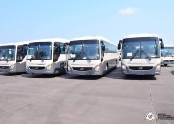 La société de transport du Congo vient de se doter d'un nouveau lot de bus tout neuf, qui vient s'ajouter à l'important charroi que possède cette entreprise de la République démocratique du Congo chargée d'assurer le transport en commun dans le pays. C'est le Ministre de transports, voies de communication et désenclavement Cherubin Okende qui a réceptionné ces bus ce Lundi 30 mai 2022.