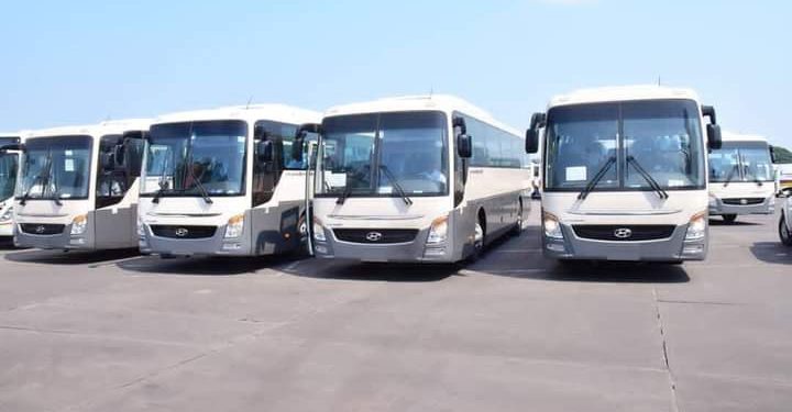 La société de transport du Congo vient de se doter d'un nouveau lot de bus tout neuf, qui vient s'ajouter à l'important charroi que possède cette entreprise de la République démocratique du Congo chargée d'assurer le transport en commun dans le pays. C'est le Ministre de transports, voies de communication et désenclavement Cherubin Okende qui a réceptionné ces bus ce Lundi 30 mai 2022.
