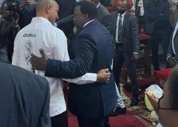 Le cliché est à voir et à revoir, la poignée de main entre Joseph Kabila et Moïse Katumbi est très significative, elle scelle l'unité et la réconciliation katangaise. Le moment est fort en émotion lors de la messe de ce dimanche dans la cathédrale à Lubumbashi.