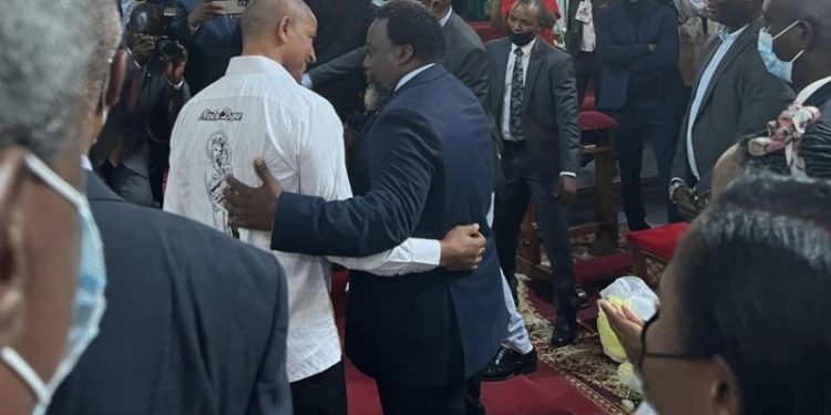 Le cliché est à voir et à revoir, la poignée de main entre Joseph Kabila et Moïse Katumbi est très significative, elle scelle l'unité et la réconciliation katangaise. Le moment est fort en émotion lors de la messe de ce dimanche dans la cathédrale à Lubumbashi.