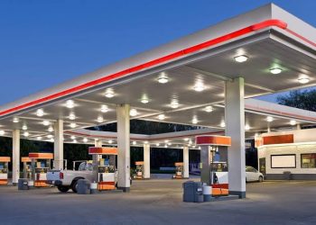 Les produits pétroliers en République démocratique du Congo (RDC) connaissent un problème d'approvisionnement, causant ainsi la rareté de ces produits stratégiques. Le directeur du cabinet avec quelques membres du ministère des Hydrocarbures et les sociétés commerciales qui œuvrent dans le secteur de la logistique et de la vente des produits à la pompe ont échangé sur le niveau d'approvisionnement et de fourniture du pays en carburants surtout dans la partie ouest qui se pose avec acuité.