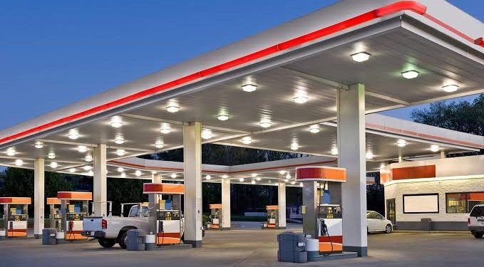 Les produits pétroliers en République démocratique du Congo (RDC) connaissent un problème d'approvisionnement, causant ainsi la rareté de ces produits stratégiques. Le directeur du cabinet avec quelques membres du ministère des Hydrocarbures et les sociétés commerciales qui œuvrent dans le secteur de la logistique et de la vente des produits à la pompe ont échangé sur le niveau d'approvisionnement et de fourniture du pays en carburants surtout dans la partie ouest qui se pose avec acuité.