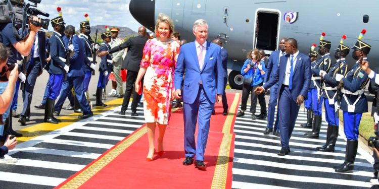 Les Congolais, mais aussi les Belges, ont suivi avec intérêt, la visite du couple royal Belge, en République démocratique du Congo. Certains d’entr’eux, ont manifesté beaucoup de passions dans ce renouveau des retrouvailles Belgo-Congolaises, où les deux parties sont bien décidés d’oublier les points noirs du passé, pour n’envisager que ce qui renforcera la coopération entre les deux pays.