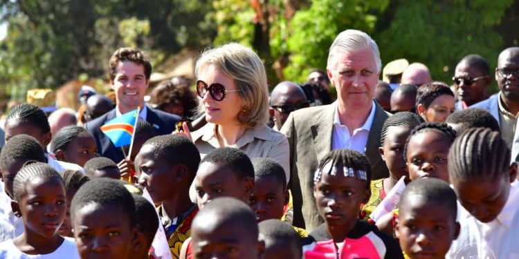 La dernière étape de la visite du couple royal en République démocratique du Congo (RDC) était dans la province du Sud Kivu. Arrivés, le Roi Philippe et la Reine Mathilde, accompagnés du Premier Ministre Sama Lukonde et des autorités provinciales, ils ont visité l'hôpital Panzi situé dans la commune d'Ibanda dans le quartier Panzi.