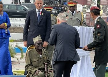 Comme prévu dans le programme, ce mercredi 08 juin 2022, le Soldat Albert Kunyuku a été décoré par le Roi des Belges au Mémorial des anciens combattants située dans la commune de Kasa-vubu au croisement des avenues Gambela et Force publique dans la ville de Kinshasa. Ce Caporal congolais est le vestige vivant de la participation à la deuxième guerre mondiale.