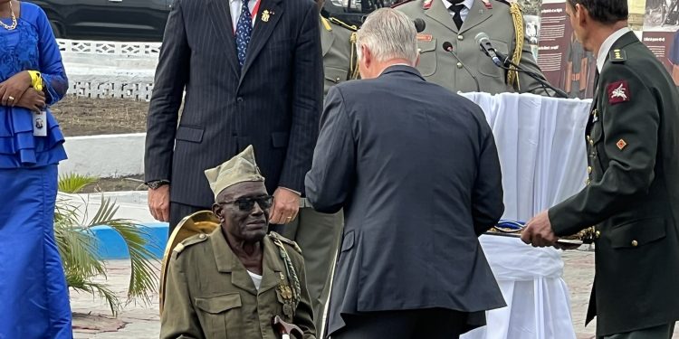 Comme prévu dans le programme, ce mercredi 08 juin 2022, le Soldat Albert Kunyuku a été décoré par le Roi des Belges au Mémorial des anciens combattants située dans la commune de Kasa-vubu au croisement des avenues Gambela et Force publique dans la ville de Kinshasa. Ce Caporal congolais est le vestige vivant de la participation à la deuxième guerre mondiale.