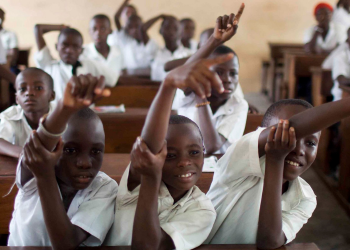 La situation sécuritaire dans l'Est de la RDC se dégrade davantage avec ses effets collatéraux. Parmis les victimes, il y a aussi la situation des enfants qui se détériore. Dans un document rendu public ce 25 juin, le Fonds des Nations Unies pour l'enfance (UNICEF) signale que «158.000 personnes – dont la moitié sont des enfants – ont été déplacées dans les territoires de Rutshuru et Nyiragongo (Ndlr : Nord-Kivu) suite à l'intensification des affrontements armés.» peut-on lire.