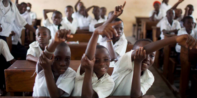 La situation sécuritaire dans l'Est de la RDC se dégrade davantage avec ses effets collatéraux. Parmis les victimes, il y a aussi la situation des enfants qui se détériore. Dans un document rendu public ce 25 juin, le Fonds des Nations Unies pour l'enfance (UNICEF) signale que «158.000 personnes – dont la moitié sont des enfants – ont été déplacées dans les territoires de Rutshuru et Nyiragongo (Ndlr : Nord-Kivu) suite à l'intensification des affrontements armés.» peut-on lire.