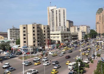 Kinshasa est une mégapole de plus de 17 millions d’habitants, en fait la quatrième ville la plus peuplée du continent africain, après le Caire, Lagos et Johannesburg. Mais quand vous parcourez les services habitats des différentes communes de cette ville tentaculaire, vous y découvrirez des réalités assez étonnantes. Figurez-vous, qu’une loi, datant d’ailleurs de 2015, plus exactement la loi 015/025 du 31 décembre 2015, laquelle stipule que la garantie locative pour les loyers résidentiels est de trois mois, et celle socio-culturelles ou commerciales, sont de six mois.
