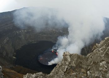 On croirait que le calme était totalement acquis au sommet des Volcans Nyiragongo et Nyamulagira dans le Nord Kivu. C'est qui n'est pas le cas, à en croire l’observatoire volcanologique de Goma (OVG) dans un communiqué dont une copie nous a été parvenue, qui informe les populations de Goma, Gisenyi et de partout ailleurs que ces volcans demeurent actifs, selon les données instrumentales acquises pendant la période du 13 au 19 juin 2022.