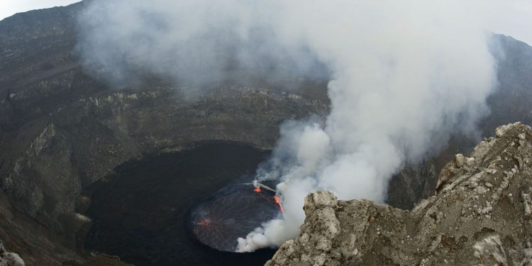 On croirait que le calme était totalement acquis au sommet des Volcans Nyiragongo et Nyamulagira dans le Nord Kivu. C'est qui n'est pas le cas, à en croire l’observatoire volcanologique de Goma (OVG) dans un communiqué dont une copie nous a été parvenue, qui informe les populations de Goma, Gisenyi et de partout ailleurs que ces volcans demeurent actifs, selon les données instrumentales acquises pendant la période du 13 au 19 juin 2022.