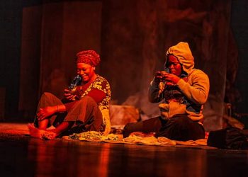 "Rhapsodie" vient voir comment Ça se passe à Kin. Pour ce faire, le spectacle cher à Abdon-Fortuné Koumba a emballé le jeudi 2 juin dernier le public du Tarmac des Auteurs à Kinshasa dans la commune de Kintambo, la toute première commune de la capitale de la République démocratique du Congo dans le cadre du festival international "Ça se passe à Kin", qui a allumé ses lampions le mercredi premier juin dernier dans la même salle.