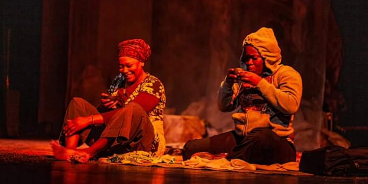 "Rhapsodie" vient voir comment Ça se passe à Kin. Pour ce faire, le spectacle cher à Abdon-Fortuné Koumba a emballé le jeudi 2 juin dernier le public du Tarmac des Auteurs à Kinshasa dans la commune de Kintambo, la toute première commune de la capitale de la République démocratique du Congo dans le cadre du festival international "Ça se passe à Kin", qui a allumé ses lampions le mercredi premier juin dernier dans la même salle.