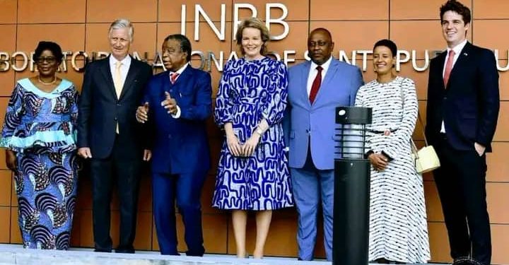 Le troisième jour de visite du couple royal belge en République démocratique du Congo (RDC) a vécu. Le Roi Philippe et la Reine Matilde, accompagnés du couple présidentiel de la RDC, ont visité en début de journée l'Institut national de recherche biomédicale (INRB) ce jeudi 09 juin 2022.